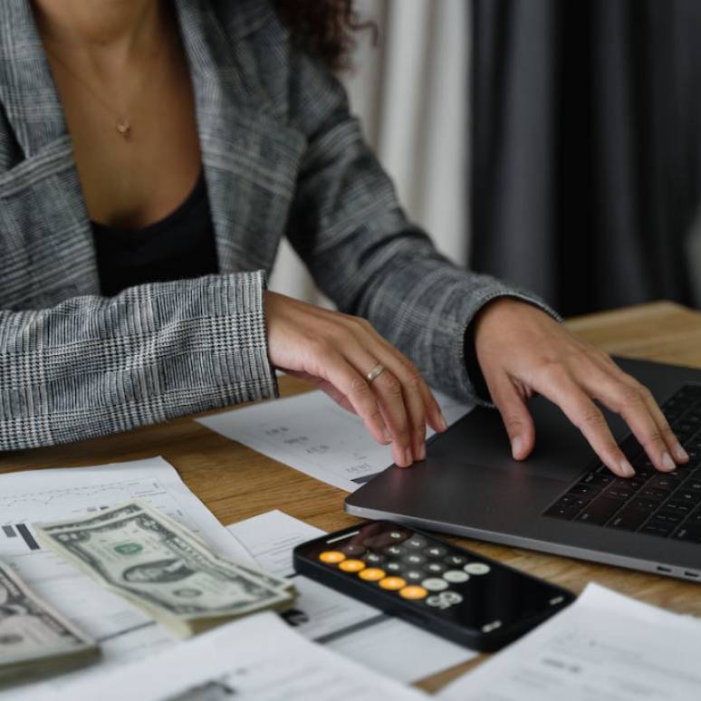 Por qué es importante saber sobre finanzas y la lista de libros clave para administrarte mejor